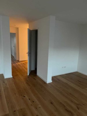 Erstbezug mit Balkon: Geschmackvolle 2,5-Zimmer-Erdgeschosswohnung mit geh. Innenausstattung