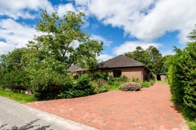 Mitten in der beliebten Ferienregion: Bungalow mit Wintergarten und sep. Gästehaus.