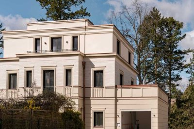 Dahlem: Erstklassige Villa in bester Qualität, eleganter Auffahrt, hoher Privatsphäre und Weitblick