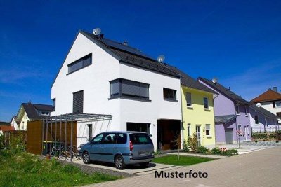 +++ Einfamilienhaus mit Garagen +++