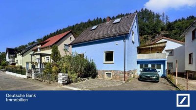 Zweifamilienhaus mit Garten und Garage in Weinheim / Sanierungsobjekt in Top-Lage!