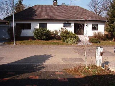 Attraktiver, großzügiger, komfortabler Bungalow, EBK, Kamin herrlich großer Garten, Garage