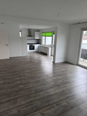 Geschmackvolle, modernisierte 1-Raum-Wohnung mit Einbauküche in Bergisch Gladbach