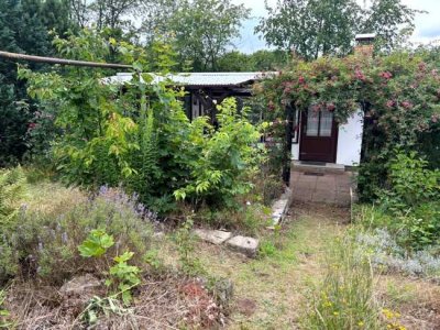 Gartengrundstück mit Bungalow in ruhiger grüner Lage