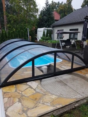 Bungalow mit Pool und Doppelgarage