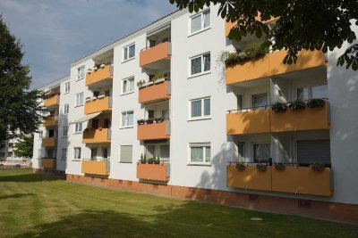 Frisch renovierte helle 4-Zimmer-Wohnung mit tollem Balkon und grüner Aussicht