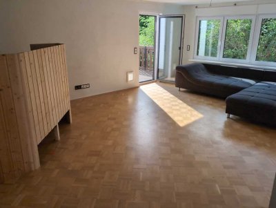 Freundliche 4-Zimmer-Wohnung mit gehobener Innenausstattung mit Balkon und Einbauküche in Nackenheim