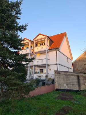 Minfeld: freundlich helle EG-Wohnung mit Süd/West-Balkon, Stellplatz und kleinem Garten