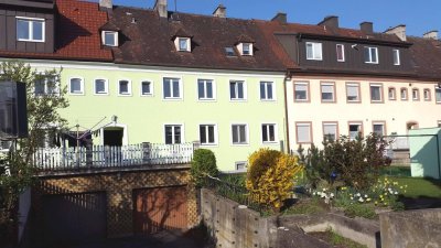 Preiswerte Erdgeschosswohnung mit angrenzendem Garten und 5 Zimmer, Garage