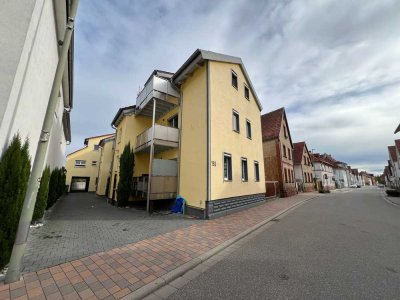 Charmante DG-Wohnung mit Einbauküche und Balkon