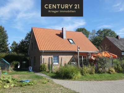 Neuwertiges Haus mit Pferdehaltung, Stall und Halle