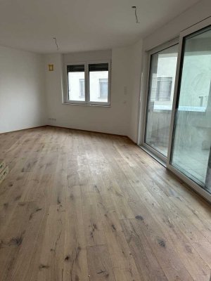 Erstbezug mit Balkon und Einbauküche: Geschmackvolle 2,5-Raum-Wohnung mit geh. Innenausstattung