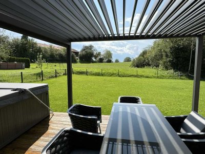 Stilvolle, große und neuwertige DHH mit Whirlpool und Blick ins Naturschutz Gebiet in Bad Endorf!