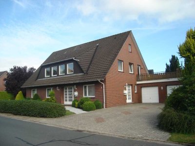 Großzügige Oberwohnung mit separatem Eingang, großer Dachterrasse und Garage in ruhiger Wohnlage