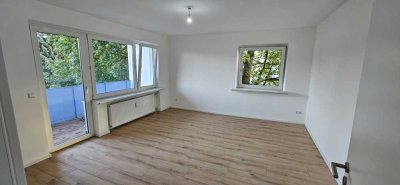 Erstbezug nach Sanierung mit Balkon und EBK: Stilvolle 2-Raum-Wohnung mit geh. Innenausstattung