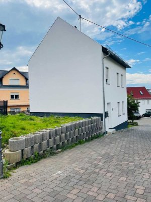 Attraktives Einfamilienhaus mit Renditepotential und Baugrundstück in Hillscheid