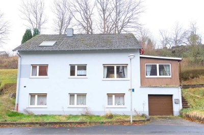 Zweifamilienhaus mit ausbaufähigem Dachgeschoss und zwei Garagen in Heringen Widdershausen !