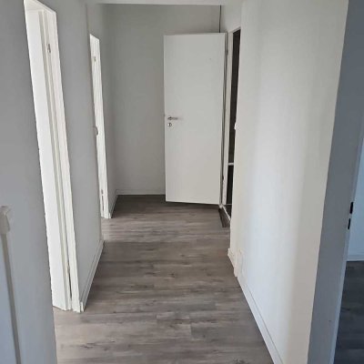 ** 3 Raum Wohnung ** saniert ** Badewanne ** Balkon **