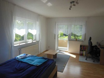 Möblierte und gepflegte 1-Zimmer-Wohnung mit Balkon und EBK in Ilmenau