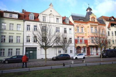 Traumhafte 2-Zimmer-Wohnung im herrschaftlichen Altbau direkt am Schillerplatz in Bahnhofsnähe