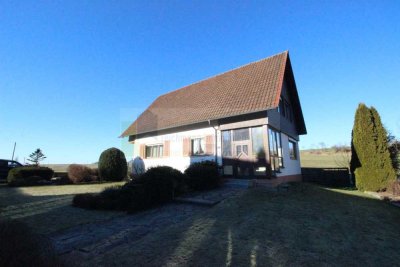 Einfamilienhaus mit Garten und Gartenhaus in Hüfingen-Hausen vor Wald.