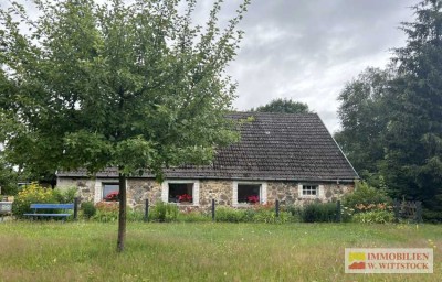 Gemütliches Feldsteinhaus mit Ferienwohnung in ruhiger Lage