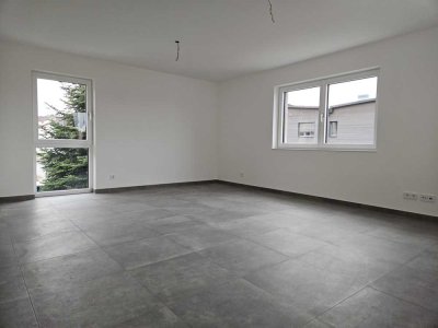 Neuwertige 4-ZKB OG-Whg. mit 12 m² Süd/West-Balkon! FBH/elektr. Rollläd./Videosprech./Keller/Carport