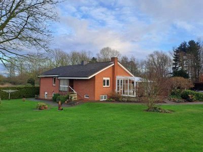 Hemmoor: Gepflegtes Landhaus auf ca. 1,6 ha in zentraler u.ruhiger Lage + Bauplatz