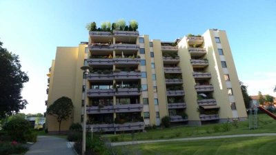 Direkt am Kobergerplatz - 4-Zimmerwohnung mit Balkon, Küchenzeile und TG-Platz mit Blick ins Grüne