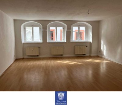 Pirna! EBK möglich! Individuelle und großzügige 2-Zimmerwohnung mit Wannenbad!