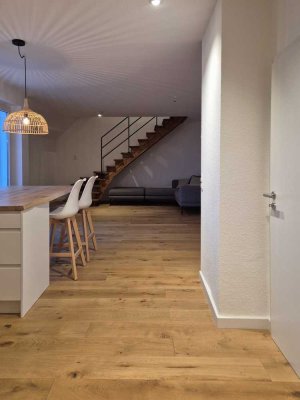 Nähe Waldau/Uniklinik: Moderne, sanierte 3-Zimmer Maisonette Wohnung mit 2 Balkonen und Garage