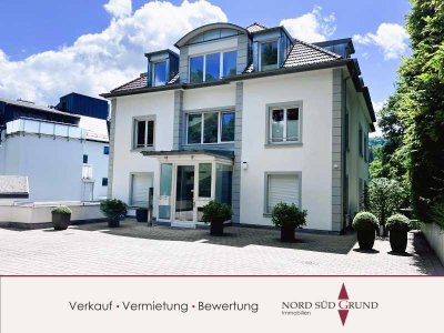 Top gepflegte Terrassenwohnung. Stadtvilla in BAD. 158 m². 3 Zimmer. 2 Bäder. Terrasse mit Garten.