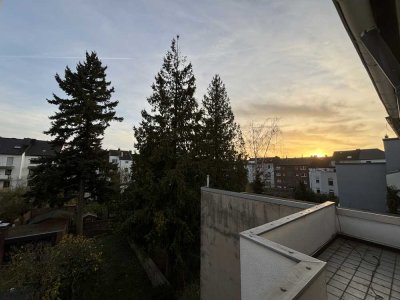 Erstvermietung nach Sanierung - schöne helle 2-ZKDB Wohnung mit großer Dachterrasse - Citynah