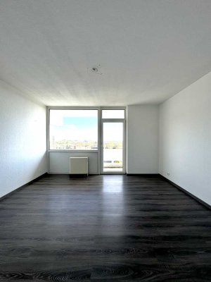 Stilvolle, modernisierte 2-Zimmer-Wohnung mit Balkon in Neuss