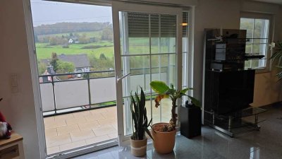 Schöne und neuwertige 3-Raum-DG-Wohnung mit Balkon, tollem Blick ins Grüne und gehobener Ausstattung