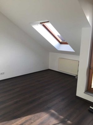 Exklusive, renovierte 1-Zi-Dachgeschosswohnung mit Balkon u. EBK direkt an der Stadtgrenze :Neu Buch