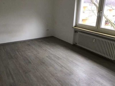 Frische Tapete und weiß gestrichen, neues Badezimmer. Sofort frei.