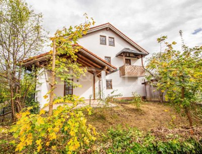 Außergewöhnliche Maisonette-Wohnung mit Hauscharakter und Garten