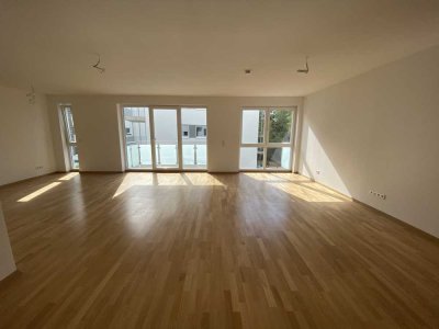 Exklusive, geräumige und neuwertige 3-Zimmer-Wohnung mit Balkon und Einbauküche in Frankfurt am Main