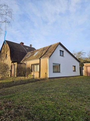 FAMILIENTRAUM, GERÄUMIGE DHH MIT POTENTIAL,2 GARAGEN U. CA. 888 m² GRUND-ERBPACHT IN GRÜNER LAGE