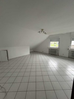Helle 3-Zimmer-Dachgeschosswohnung mit ca. 80 m² und Kellerraum in Warstein