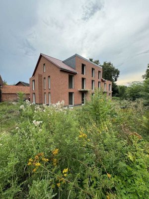 Rarität, idyllisch gelegener Neubau, Erstbezug, zwei Balkone!