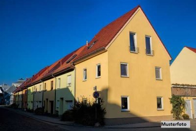 2-Familienhaus mit Garage und Freisitz