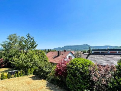 Ein echter Blickfang: Modernisiertes Einfamilienhaus mit Sauna, Panoramablick inkl. Ausbaureserve