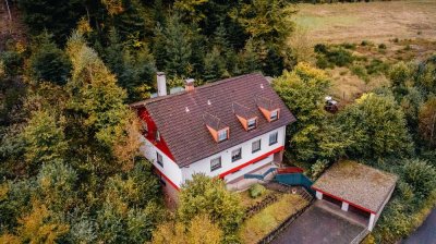 Idyllisches Freistehendes Haus: Ihr Rückzugsort im Grünen, umgeben von malerischem Wald!