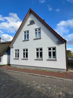 Stilvolles Haus im historischen Dorfkern von Maasholm mit Baufeld