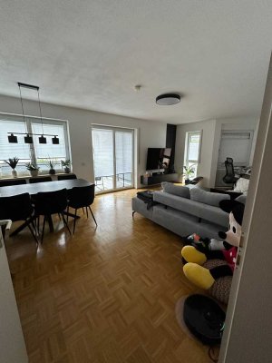 Helle gepflegte 2 Zimmer Wohnung mit EBK, Parkettboden, großer Südbalkon, Tiefgaragenplatz