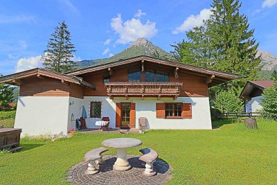FREIZEITWOHNSITZ: Charmantes Tiroler Landhaus am Fuße der Loferer Steinberge