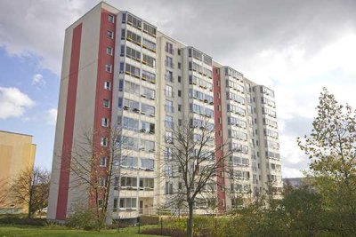 In der Herrichtung! 4 Räume mit Balkon und Aufzug!