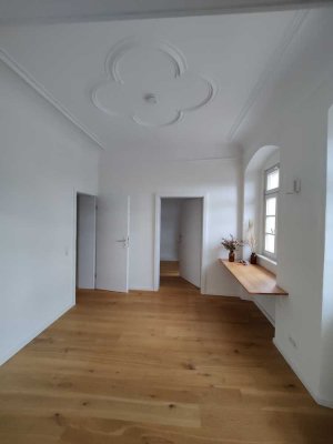 Moderne 3-Zimmer Wohnung mit hohen Stuckdecken in saniertem Denkmalobjekt im Herzen von Ludwigsburg